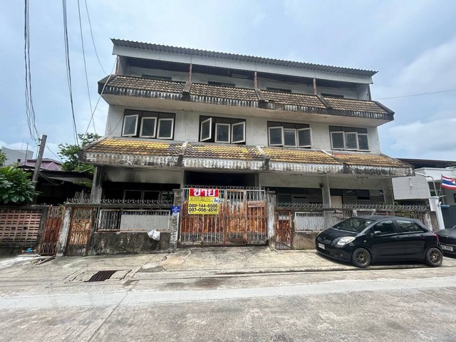 ขายที่ดินพร้อมสิ่งปลูกสร้าง 112 ตารางวา   รามคำแหงซอย 8 แยก 8     ZJ182