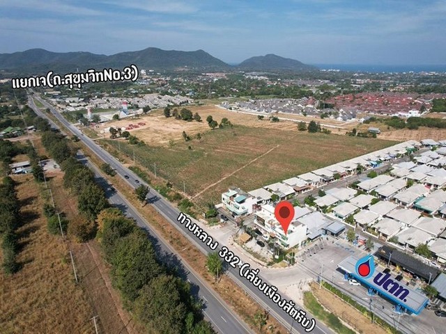 TEL:088-559 5199 คุณเอLine:https://line.me/ti/p/C0eGe0whLXขายด่วน! ทาวน์เฮ้าส์ 2 ชั้นครึ่ง หลังมุม หมู่บ้านอิตานี่ 5 บางเสร่ - ทำเลทอง ติดถนน 332พิกัด แยกเจ ต.บางเสร่ อ.สัตหีบ จ.ชลบุรีราคาพิเศษ 2,950,000 บาท (จากเดิม 3,950,000 บาท)ค่าโอน ณ วันโอนกรมที่ดิน 50/50รายละเอียดทรัพย์เนื้อที่ 19.1 ตร.วา (กว้าง 4 ม. x ยาว 16 ม.)บ้าน 2 ชั้นครึ่ง (หลังมุม)ติดถนน 332 (เส้นเลี่ยงเมืองสัตหีบ – สนามบินอู่ตะเภา)เหมาะสำหรับ อยู่อาศัย, ค้าขาย, เปิดโ