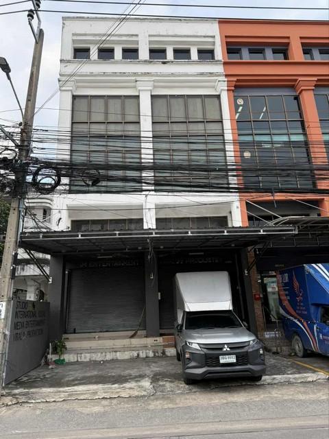 ให้เช่าอาคาร 2 คูหา 4.5 ชั้น 610 ตร.ม. หลังมุม รวมดาดฟ้า ซ.ศรีนครินทร์ 24 ใกล้ซีคอนสแควร์