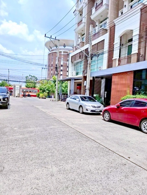 แยกโพธิ์แก้ว ให้เช่าทาวน์โฮม 4 ชั้น นวมินทร์ 81-91 อ่างอาบน้ำขนาดใหญ่ 3 นอน 5 น้ำ  MRT บางกะปิ 3.3กม.ตลาดอินทรารักษ์ 650 ม.