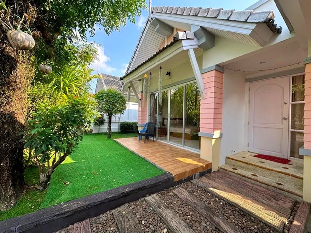 ตลาดนัดในยาง 1.8 กม.  ให้เช่าบ้านชั้นเดียวหรูหรา 52ตร.วา. 202ตร.ม. สนามบินภูเก็ต 1.7 กม.  พร้อมเฟอร์  2นอน 1น้ำ 