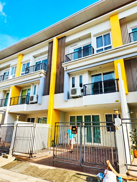 ARL ลาดกระบัง 4.3 กม. โลตัส ลาดกระบัง 52 400ม.ให้เช่าทาวน์โฮม 3 ชั้น 3นอน 2 น้ำ ตลาดหัวตะเข้ 350 ม.  ม.เจ้าคุณทหารลาดกระบัง 1 กม. 