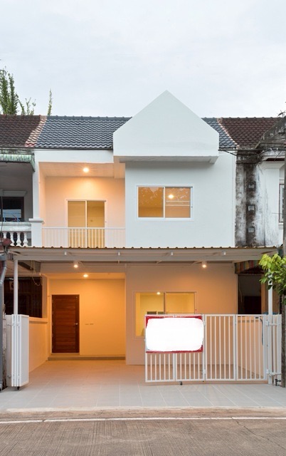 ขายทาวน์โฮม หมู่บ้านคันทรีปาร์ค รีโนเวทใหม่ ครบทุกฟังก์ชัน ใจกลางเมืองชุมพร