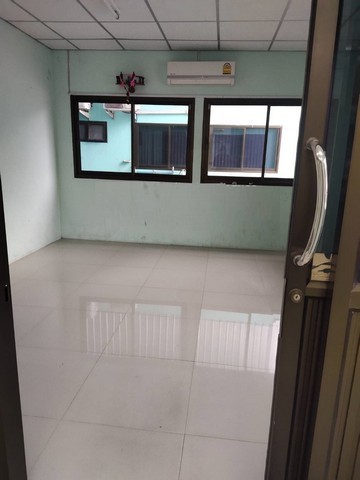 เดอะพาซิโอพาร์ค สายใต้ใหม่ 2.1 กม. กาญจนาภิเษก 1.3 กม. สมาคมปักษ์ใต้ ให้เช่าอาคาร 3 ชั้น 3คูหา สร้างใหม่ 75 ตร.วา. 900 ตร.ม. 3 นอน  5 น้ำ 