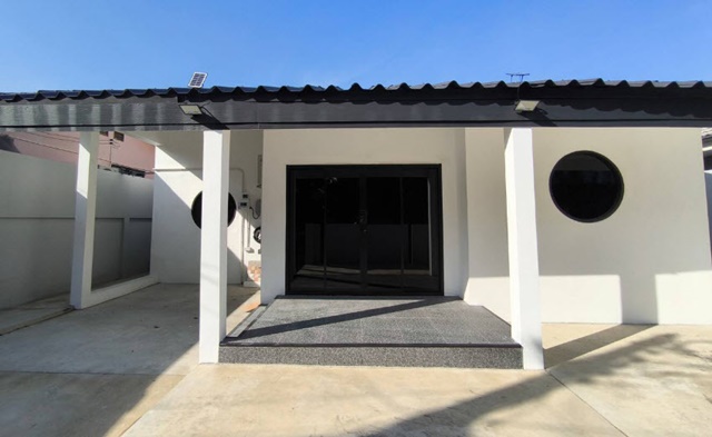 MRT ศรีรัช 1.3กม.เซ็นทรัล แจ้งวัฒนะ 1.3กม. ให้เช่าบ้านเดี่ยว 100ตร.ม. 25ตร.วา.  บิ๊กซี แจ้งวัฒนะ 1.5 กม. บิ๊กซี ปากเกร็ด 2 กม.  3นอน 4น้ำ