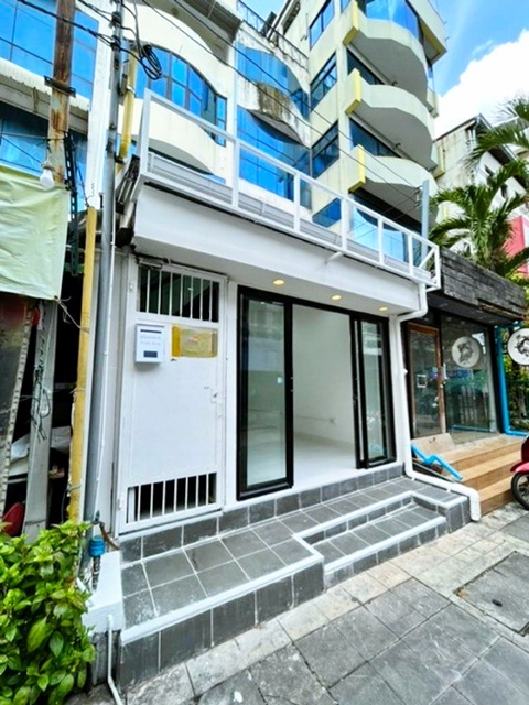 บิ๊กซี รัชดาภิเษก 1.4 กม.ให้เช่าอาคารพาณิชย์ 1 คูหา 1.5 ชั้นใหม่ 140 ตร.ม.31ตร.วา.ชั้นล่าง กับชั้นลอย MRT ห้วยขวาง  ม.หอการค้าไทย 560 ม.