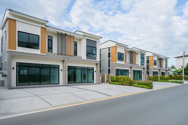 ราคาเริ่มต้น 3,888,000 บาท #อรสิรินวิลล์ #ท่ารั้ว #บ้านแฝด ที่ผสมผสานระหว่างสถาปัตยกรรม #Modern ที่มีความทันสมัย และ #Homey รู้สึกอบอุ่น