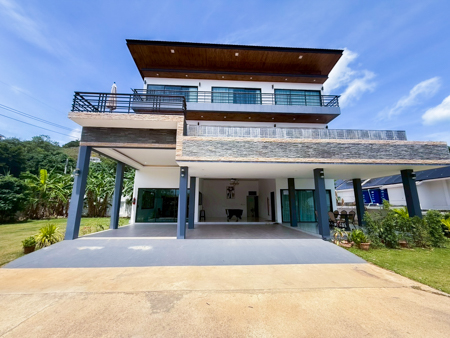 บ้านพักหรู 4 ห้องนอน พร้อมสระว่ายน้ำ ใกล้หาดบ่อผุดและ Fisherman Village บ้านว่างให้เช่า สมุย ตกแต่งครบ เห็นวิวทะเล ภูเขา หลังใหญ่ 4 นอน