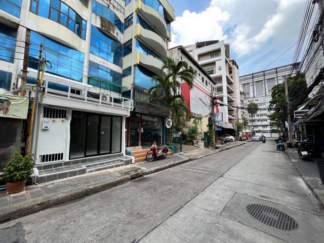 ให้เช่าอาคารพาณิชย์ ชั้น 1 และชั้นลอย ซ.วิภาวดีรังสิต 2 ใกล้ ม.หอการค้าไทย ( รีโนเวทใหม่ )