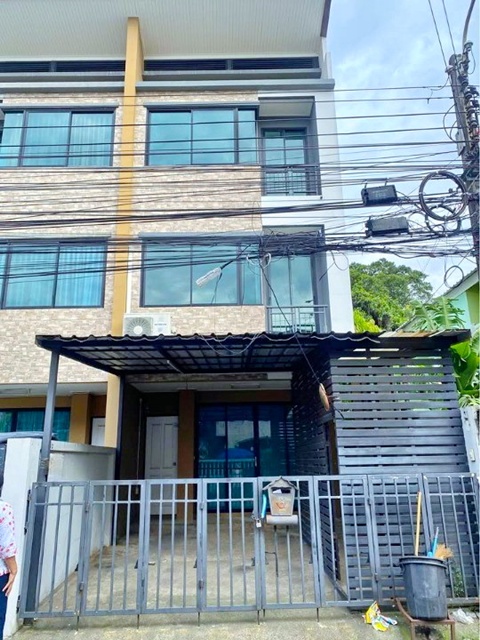 เฉลิมพระเกียรติ ร.9 8-16 4นอน ตลาดนัมเบอร์วัน ราม 2 1.9 กม. MRT ศรีอุดม 2.3กม. ให้เช่าคฤหาสน์แนวตั้ง  3 ชั้น 20ตร.วา. 232ตร.ม.  3 น้ำ  