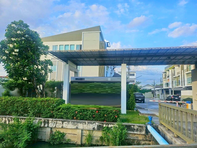 เฟอร์เครื่องใช้ไฟฟ้าครบ MRTน้อมเกล้า 400ม. ให้เช่าทาวน์โฮม 3 ชั้น 220 ตร.ม. รร.นานาชาติฮีทฟิลด์ 1.1 กม. 3 นอน เดอะพาซิโอ ทาวน์ 1.2 กม.