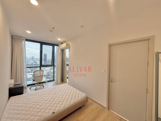 RC100725 Condo for rent at OKA HAUS Sukhumvit 36, near BTS Thonglorค่าเช่า 22,000 บาท/เดือน (สัญญา 1ปี)ค่าเช่า 27,000 บาท/เดือน (สัญญา 6เดือน)Details :- Room size 35 sq.m.- 1 bed 1 bath with bathtub- 15th floor (total 47 floors)- North direction- smart TV 55 นิ้ว/ เครื่องซัก+อบผ้า LG ใหญ่พิเศษ 15/8โล/ เครื่องทำน้ำร้อน- ตู้เย็นขนาดใหญ่ปรับอุณหภูมิต่ำ-20องศา/ ผ้าม่านห้องนอน blackout/ ฟูกยางพาราสิ่งอำนวยความสะดวก :- G Floor : Educational Playground/ EV Charging Station/ Shuttle Service- 8th Floor : Swimming Pool & Jacuzzi/ Leisure Pool/ Heated Pool/ Steam Room- 22th Floor : Pocket Garden- 47th Floor : Sky Lounge/ Co-Working Space/ Co-Kitchen/ Retreat Ro