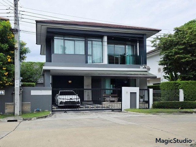 Y0758 ขายถูกบ้านเศรษฐสิริ กรุงเทพกรีฑา บ้านเดี่ยวทำเลทอง ใกล้รร.นานาชาติ ใกล้ทางด่วน เดินทางสะดวกรายละเอียด :========================================================ราคาขาย 15 ล้านบาท(ค่าโอน 50/50)========================================================- บ้านเดี่ยว 2 ชั้น- ขนาดที่ดิน 59.4 ตารางวา- พื้นที่ใช้สอย 165 ตารางเมตร- 3 ห้องนอน / 3 ห้องน้ำ- ที่จอดรถ 2 คัน- แนวคิด Reflection of Nature สะท้อนเสน่ห์ธรรมชาติ- นวัตกรรมบ้านปลอดฝุ่น Cooliving Design Home**สิ่งอำนวยความสะดวกใน