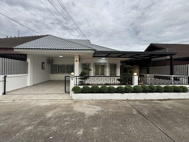 TEL:088-559 5199 คุณเอLine:https://line.me/ti/p/C0eGe0whLXขายบ้านแฝดชั้นเดียว สภาพแวดล้อมดี สังคมดี สะอาดหมู่บ้านรวิพรโกลเด้นฮิลล์ เขาตาโล ใกล้ รร.บุญสัมพันธ์ขายบ้าน 4,190,000 บาท(ผู้ผ่อนตรงชำระค่าโอน 100%)พื้นที่ 40 ตารางวา3 ห้องนอน 2 ห้องน้ำมีพื้นที่จอดรถในบ้าน 1 คัน หน้าบ้าน 2 คันสถานที่ใกล้เคียง สิ่งอำนวยความสะดวก- ใกล้ รร.วัดบุญสัมพันธ์- ใกล้วัดบุญสัมพันธ์- ห้างเดอะชิลล์- ตลาดเขาตาโลของแถมฟรีสุด