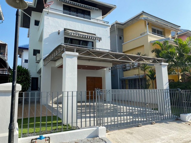 M650424ขายบ้านเดี่ยว 3 ชั้น ในหมู่บ้านพิมาน ถนนเฉลิมพระเกียรติ ร.9 ซอย 28 (แขวงหนองบอน เขตประเวศ)พื้นที่ดินประมาณ 65 ตร.วา พร้อมพื้นที่ใช้สอยกว้างขวาง เหมาะสำหรับอยู่อาศัย ครอบครัวใหญ่ หรือทำโฮมออฟฟิศราคาขาย: 5.5 ล้านบาทรายละเอียดภายในบ้าน3 ห้องนอน 3 ห้องน้ำห้องแม่บ้านพร้อมห้องน้ำในตัวเครื่องทำน้ำอุ่น 2 เครื่องแอร์ครบ 5 เครื่องครัวปูนบิวท์อิน + เครื่องดูดควันปั๊มน้ำ