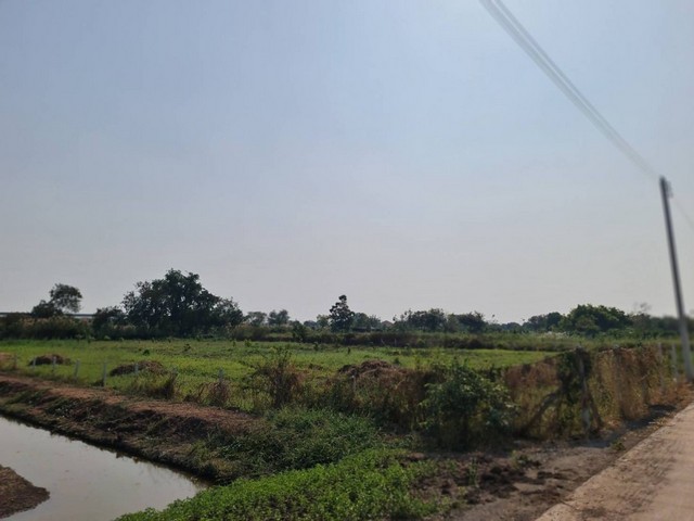 M650418ขายที่ดินสวย ทำเลศักยภาพสูงขนาดพื้นที่ 1 ไร่ 1 งาน 17.9 ตารางวา???? ราคาเพียง 5.9 ล้านบาทเท่านั้น!???? จุดเด่นทรัพย์ห่างจากถนนใหญ่ กรุงเทพฯ – ปทุมธานี เพียง 650 เมตรหน้ากว้าง 25 เมตร ลึกประมาณ 95 เมตรเดินทางเข้าออกสะดวกหลายเส้นทางพื้นที่เหมาะสำหรับสร้าง➤ โกดัง / โรงงานขนาดเล็ก➤ บ้านพักอาศัย / รีสอร์ต / โครงการจัดสรร➤ หรือทำสวนเกษตร บรรยากาศเงียบสงบ????️ สถานที่ใกล้เคียงบิ