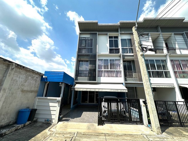  ให้เช่าทาวน์โฮม 3 ชั้น ห้องมุม ม.สัมมากร อเวนิว รามอินทรา-วงแหวน   ขนาด 25.4 ตร.ว.  3 ห้องนอน 3 ห้องน้ำ ที่จอดรถ 2 คัน