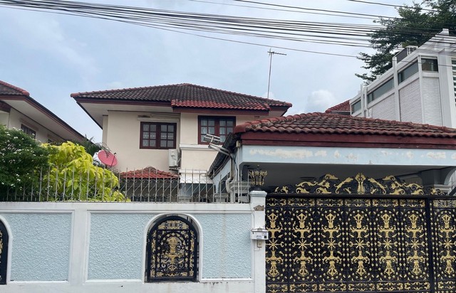 ขายถูกบ้านเดี่ยว 2 ชั้น หมู่บ้าน ณัฐนันท์ 3 ซอยช่างอากาศอุทิศ 14  Natthanan 3, Soi Chang Air Uthit 14 ขนาด 50  ตรว. 4 นอน 2 น้ำ บ้านสวย  บ้านเปล่า ใกล้ รถไฟฟ้าสายสีแดงที่ตั้ง :  3 ซอย ช่างอากาศอุทิศ 14 แขวงดอนเมือง ดอนเมือง กรุงเทพมหานคร 10210-  เนื้อที่ 50 ตร.ว. พื้นที่ใช้สอย  145  ตร.ม.-  4 ห้องนอน 2 ห้องน้ำ    -  แอร์ 4 ตัว  เครื่องทำน้ำอุ่น 2 ตัว-  จอดรถในบ้านได้  3 คัน                                                                                    จุดเด่นของตัวบ้าน• 