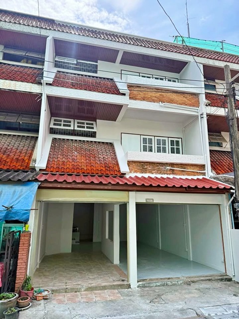 ม.เกริก 1.8 กม. เซ็นทรัล รามอินทรา 1.5 กม.MRT ราชภัฎพระนคร 700 ม. 4นอน ทาวน์เฮาส์ 3.5 ชั้น ถูกที่สุดในบางเขน 2คูหา มีดาดฟ้า 255ตร.ม. 