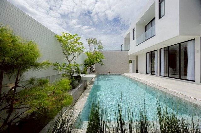 พูลวิลล่าสร้างใหม่ 2 ชั้น สไตล์โมเดิร์น หนองผึ้ง สารภี 