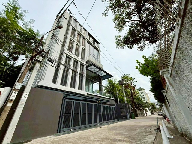 ทองหล่อ19-27 เพชรบุรี BTSทองหล่อ 1.7กม. ให้เช่า ทาวน์โฮมหรู 4.5 ชั้น+ชั้นลอย 320ตร.ม. 19ตร.วา. พร้อมลิฟท์  3-4นอน 4 น้ำพร้อมสระว่ายน้ำ 