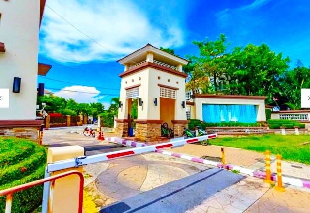 ฟลอร่า รอยัล ภัสสร คฤหาสน์2 ชั้น 100 ตร.วา.ปตท.กรุงเทพ-สุวินทวงศ์ 300 ตร.ม. ติดถนนเมน 3 นอน 3 น้ำ พร้อมเฟอร์ฯ MRT สุวินทวงศ์ - มีนบุรี 