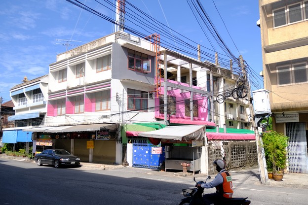 ขายตึก 3 ชั้น 239 ตารางวา ติดถนนวชิรปราการ ตลาดชลบุรีรายละเอียด - อาคาร 3 ชั้น 3 คูหาติดกัน พื้นที่ใช้สอย  800 ตร.ม  โครงสร้างแข็งแรง- ที่ดินสี่เหลี่ยม - จอดรถภายในได้มากกว่า 10 คัน- มีห้องมากกว่า 10 ห้อง มีห้องน้ำในตัว- ดาดฟ้าโล่ง จุดเด่น- ทำเลดีติดถนนวริรปราการ -ใกล้สะพานชลมารควิถี-ใกล้ศาลเจ้าพ่อหลักเมือง-ใกล้ศาลากลางจังหวัดชลบุรี-ใกล้โรงพยาบาลชลบุรี-ใกล้โรงพยาบาลเอ