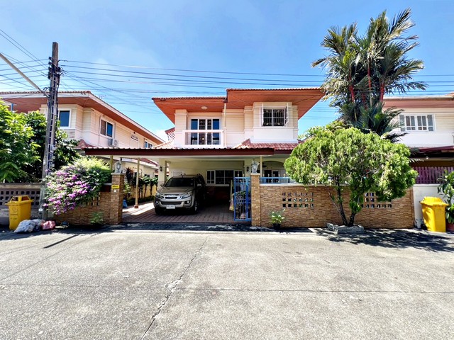 รหัสทรัพย์ 68165บ้านเดี่ยว 2 ชั้น หมู่บ้าน เฟื่องสุข 2 ถนนกาญจนาภิเษก ลำโพ จังหวัดนนทบุรี (บ้านสวย รีโนเวทใหม่ พร้อมอยู่) รายละเอียดทรัพย์- บ้านเดี่ยว 2 ชั้น เนื้อที่ 55.2 ตร.ว. พื้นที่ใช้สอยประมาณ 185ตร.ม.- 3 ห้องนอน 3 ห้องน้ำ 1 ห้องครัว พร้อมเคาท์เตอร์ครัวปูน บิวท์อิน  และเฟอร์นิเจอร์ห้องครัวติดผนัง 1 ห้องรับแขก มีระเบียงที่ห้องนอนใหญ่ชั้น 2  - 1 ห้องเก็บของขนาดใหญ่สามารถเดิ