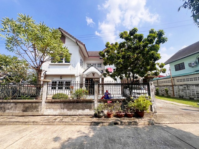 รหัสทรัพย์ 67117บ้านเดี่ยว 2 ชั้น หมู่บ้าน กฤษดานคร 12 ซอยสวนผัก 35 ตลิ่งชัน พิกัดที่ตั้ง :  ถนนสวนผัก ซอยสวนผัก 35 แขวงฉิมพลี เขตตลิ่งชัน กรุงเทพฯ  10700รายละเอียดทรัพย์ -  ขนาดที่ดิน 95 ตารางวา พื้นที่ใช้สอยประมาณ 258 ตารางเมตร -  บ้านมี 3 ห้องนอน 4 ห้องน้ำ 1 ห้องรับแขก 1 ห้องนั่งเล่น  1 ห้องครัวต่อเติม และ พื้นที่รับประทานอาหาร -  สามารถจอดรถภายในบ้านได้ 3-4 คัน -  ชั้นล่างปูพื้นไม้ปาร