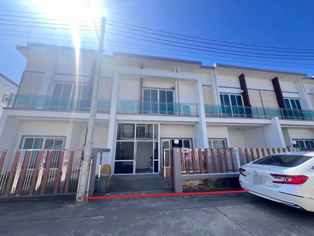  รหัสทรัพย์ (Code ID) : PSC_00155 ราคา   2,129,600 บาท (ราคาต่อรองได้) ▸เนื้อที่  20.70 ตร.ว พิ้นที่ใช้สอย 93 ตารางเมตร   ▸ 2 ห้องนอน 2 ห้องน้ำ     ▸ 1 ที่จอดรถ ทาวน์เฮ้าส์หันไปทางทิศ - พิกัดทรัพย์ :   https://maps.app.goo.gl/mgzSNwZnFXxWqtPH9 สถานที่ใกล้เคียง ▸ใกล้โลตัส โกเฟรช บ้านเหล่าเรือ ร้อยเอ็ด ▸ใกล้วัดบ้านเหล่าเรือสามัคคีธรรม ▸ใกล้วัดบ้านป่าบาก ▸ใกล้โรงพยาบาลร้อยเอ็ด-ธนบุรี สอบถามเพิ่มเติม / นัดชม โทร. 097-419-5982(พลอย) โทร.