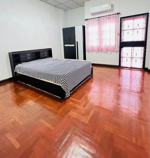 ให้เช่า ทาวน์โฮม 3 ชั้น โครงการ เกตุนุติเชอมีเน่ ซอยลาดพร้าว87 ถนนเรียบทางด่วนเอกมัย-รามอินทรา หลัง CDC เดินทางสะดวกเหมาะอยู่อาศัยให้เช่า 19,500 / เดือน ประกัน2 ล่วงหน้า1 สัญญา1ปี (รวมค่าส่วนกลาง)ติดต่อ คุณช่อผกา 0616198565 LINE 0616198565หากไม่รับสาย รบกวนขอความกรุณาลูกค้า @line ทิ้งรูปและข้อมูลไว้นะคะhttps://line.me/ti/p/zu0mm-ozFX- ที่ดิน 20 ตรว พื้นที่ใช้สอย 166 ตรม- 4 ห้องนอน 3 ห้องน้ำ- จอดรถ 2 คัน- แอร์ 3 เครื่อ