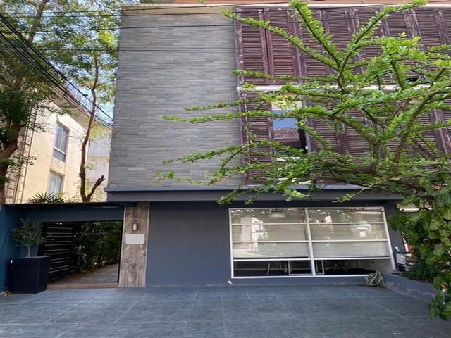 PB5766 ให้เช่า โฮมออฟฟิศ 3 ชั้น ซอยลาดพร้าว 94 Town in Town ทาวน์อินทาวน์ อาคารหลังมุม ติดต่อ คุณปอ : 061 619 8565ID line: 061 619 8565แอดไลน์กดที่ลิงค์นี้ได้เลยครับ : https://line.me/ti/p/zu0mm-ozFXติดต่อ คุณบิว : 081 252 3279 ID line: 061 787 9691แอดไลน์กดที่ลิงค์นี้ได้เลยครับ : https://line.me/ti/p/SR5Ehdv_q-ราคาเช่า 65,000 บาท/เดือนราคาเช่าจดทะเบียนบริษัท 70,000 บาท/เดือน- ที่ดิน 30 ตารางวา- พื้นที่ใช้สอย 180 ตรางเมตร- จำนวน 3 ชั้น- ออฟฟิศ ชั้น 1 ห้องประชุม ห้องทำงาน คร