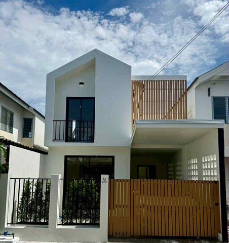 ขายบ้านเอื้ออาทรสันป่าตอง 21ตรว. 2นอน1น้ำ 1.09ลบ. รีโนเวทใหม่ พร้อมเฟอร์ ต.สันกลาง อ.สันป่าตอง เชียงใหม่ขายบ้านเอื้ออาทร สันป่าตอง เชียงใหม่ !! จองก่อน มีสิทธิ์ก่อน !!++ ราคา 1,090,000 บาท ค่าโอนคนละครึ่ง ++!! รายละเอียดบ้าน รีโนเวทใหม่ พร้อมเฟอร์ !!เนื้อที่ดิน 21 ตารางวา (โดยประมาณ)พื้นที่ใช้สอย: ~ 72 ตร.ม.2 ห้องนอน1 ห้องน้ำห้องโถงรับแขกกว้างครัวหลังบ้าน (ต่อเติมแล้ว)ที่จอดรถ 1 คัน++ สถ