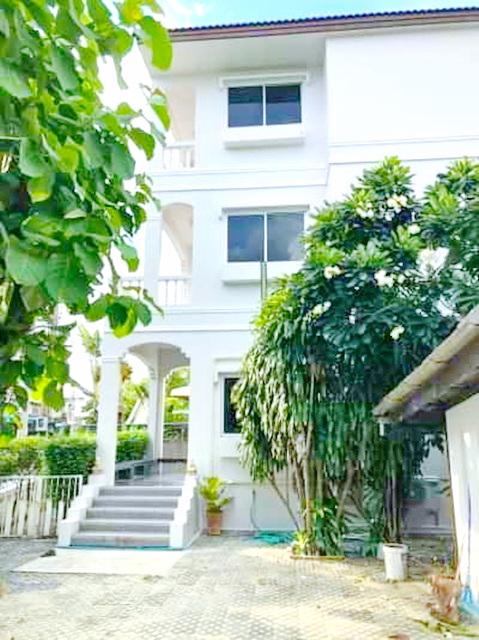 นวมินทร์ 105-115 เดอะ คริสตัล 1.9 กม.ให้เช่าอาคารพาณิชย์ 3 ชั้น ติดแอร์ทั้งหลัง  300 ตร.ม.21 ตร.วา.5 นอน 5 น้ำ จอดรถ4-5คัน ที่ดินครึ่งไร่