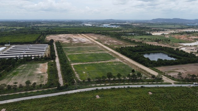 ขายที่ดิน 280 ไร่ คลองกิ่ว บ้านบึง ชลบุรีทำเลดี ที่ดินสวย ถมแล้ว ทำเลดี ฮ้วงจุ้ยดี  พื้นที่สีเหลืองอ่อน หน้ากว้างติดถนน 525 เมตรเหมาะทำโรงงานโกดัง หมู่บ้านจัดสรร รีสอร์ท โรงแรม สนามกอล์ฟมีขุดบ่อในที่ดิน 2 บ่อ  เนื้อที่รวม 280-1-58 ไร่ ถมแล้วขายไรล่ะ 2,200,000 บาทราคารวม 616,000,000 บาทสนใจนัดชมติดต่อ คุณมงคล (เอก) 090-289-1419 Line : 9.mongkolคุณต้อง 086-344-9164, Line : coachtongWINNER ESTATE CO.,LTDศูนย์ฝากขาย-ฝากเช่า-จำนอง-ขายฝา