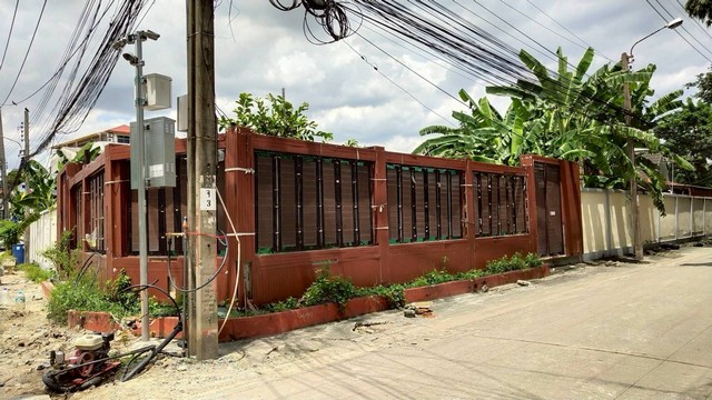 ขายที่ดินพร้อมบ้านชั้นเดียว เนื้อที่ 336 ตารางวา ซอย ลาดพร้าว 107 แยก 4 ถนน ลาดพร้าว แขวงคลองจั่น 