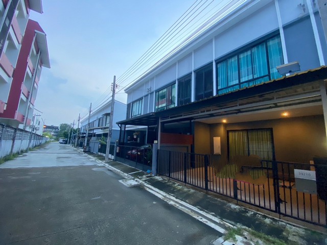 ขายทาวน์โฮม 2 ชั้น หมู่บ้านทาวน์ 68 ขนาด 4นอน 3น้ำหมู่บ้านทาวน์ 68  ติดโรงเรียนนานาชาติแมนดาริน ซอยรามคำแหง 68เนื้อที่ 19 ตารางวา 4 นอน 3 น้ำ 1 ห้องเก็บของ จอดรถ 2 คันราคาขาย 3.5 ล้านบาทสถานที่ใกล้เคียง1. โรงเรียนนานาชาติแมนดาริน2. โฮมโปร รามคำแหง3. เดอะมอลล์ บางกะปิ4. โลตัส บางกะปิ5. แฮปปี้แลนด์ เซ็นเตอร์ที่ตั้ง แขวง หัวหมาก เขตบางกะปิ กรุงเทพมหานคร--------------------------------------------------------สนใจชม