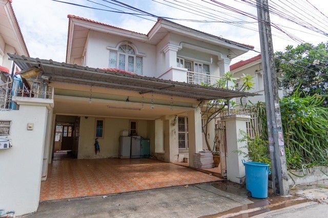 ขายบ้านเดี่ยว เนื้อที่  53.10 ตารางวา 3 นอน 3 น้ำ ใกล้ เซ็นทรัล อีสต์วิลล์บ้านเดี่ยว เนื้อที่  53.10 ตารางวา 3 นอน 3 น้ำ 1 ครัว 2 จอดรถห้องแม่บ้าน 1 น้ำ 1 ซอยลาดพร้าว 80 แยก 12ราคาขาย 7.9 ล้านบาทสถานที่ใกล้เคียง1. เซ็นทรัล อีสต์วิลล์2. โฮมโปร สาขา เอกมัย-รามอินทรา3. เซ็นทรัล พระราม 94. บิ๊กซี หัวหมาก5. ตลาดสดโชคชัย 4ที่ตั้ง ถนนบรมราชชนนี แขวงอรุณอัมรินทร์ เขตบางกอกน้อย กรุงเทพมหานคร-----------------