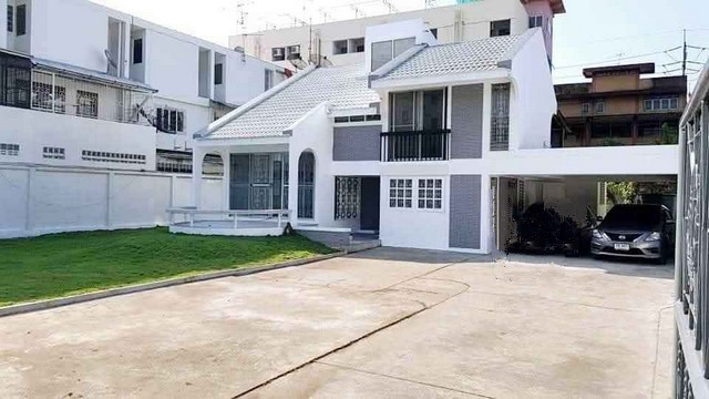 ให้เช่าบ้านเดี่ยวรามอินทรา ซ.19 ใกล้รถไฟฟ้าเพียง 200เมตร เนื้อที่  199 ตารางวา มีบ้าน 2หลัง  