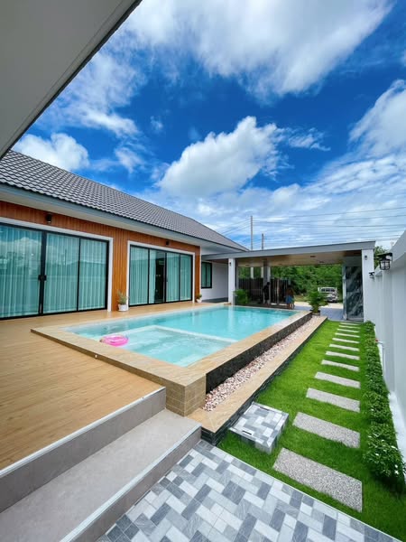 บ้านใหม่สไตล์พูลวิลล่า ฝั่งทะเลบางเสร่ 3นอน4น้ำ2ที่จอดรถ  91ตรว.พื้นที่ใช้สอย165ตรม.สระว่ายน้ำขนาด4*8ม.