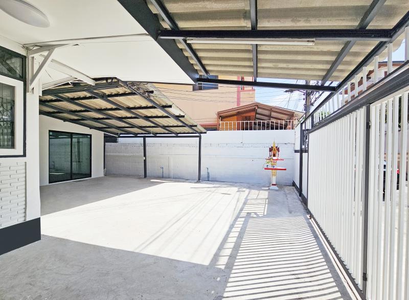 ให้เช่าบ้านเดี่ยว 1 ชั้น 68 ตร.ว พื้นที่ใช้สอย100ตร.ม 4 ห้องนอน 2 ห้องน้ำ แอร์ เฟอร์บางส่วน ถนน รัชดา เขตห้วยขวาง ราคาเช่า 57,000 บ/ด