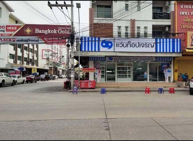 #รับรายได้ค่าเช่าทันที #แสนกว่าบาททุกเดือน อาคารพาณิชย์ 4 ชั้นครึ่ง 2 คูหาทำเลดีมาก หลังริม ติดถนนเมนหลักจาก ถ.พหลโยธิน เข้ามาเพียง 300 ม.ซอยคุณพระ (คลองหลวง 27)พื้นที่รวมประมาณ 50 ตร.ว.มี 12 ห้องนอน 14 ห้องน้ำด้านหน้า กว้าง 10 เมตรทำเลดี ย่านชุมชน ภายในซอยประกอบด้วย-ตลาดบ้านสวน-ศาลหลวงปู่หวาย-บางกอกโกลด์ กรุ๊ป-หมู่บ้านเอื้ออาทร-หมู่บ้านร่มรื่น กรีน พาร์ค-โรงงาน Fabrinetและย