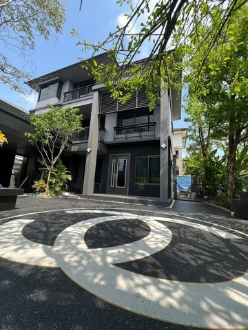ให้เช่าบ้านเดี่ยว 3 ชั้นมี 7ห้องนอน 7ห้องน้ำ  เป็นบ้านตัวอย่างโครงการ The Plant Elite พัฒนาการ 38 ใกล้ทองหล่อ เอกมัย 