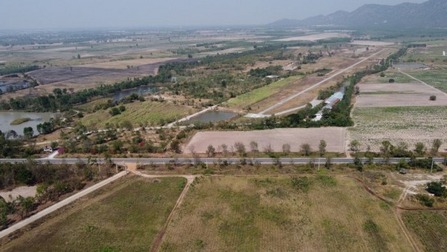 ขายที่ดิน 523 ไร่ ติดถนนหลวง ถนนใหญ่ กว้าง 12 เมตร ราดยาง(หมายเลข3472)  เส้นอู่ทอง-กาญจนบุรี อ.เลาขวัญ จ.กาญจนบุรีรายละเอียด- เอกสารสิทธิ์โฉนดที่ดิน - รวมทั้งหมด 28 ฉบับ พร้อมโอน - หน้ากว้างติดถนน 450 เมตร - ถมแล้ว เสมอถนน- ขุดบ่อสำรองน้ำ 2 บ่อมีสิ่งปลูกสร้าง บ้านพักอาศัย อาคารสำนักงานพิกัด : https://maps.app.goo.gl/Wjtz3pUWFZZKCxzp7เหมาะทำ-โซลาร์ฟาร์ม Solar Farm-carbon credit -ปลูกป่าคาร์บอน-พื้นที่กักน้ำ ตย.มิตรผล Oa