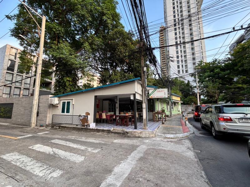 PZ1074 : ขายที่ดิน แปลงมุม บนถนน สุขุมวิท 39 เนื้อที่ 49 ตร.ว. ใจกลาง พร้อมพงษ์  เหมาะสำหรับร้านอาหาร  Café  แวดล้อมด้วยสิ่งอำนวยความสะดวกระดับไฮเอนด์ และชุมชนระดับพรีเมียม  คลองตันเหนือ เขตวัฒนา กรุงเทพฯราคา  41,650,000 บาท(ตารางวาละ 850,000) รายละเอียดทรัพย์สิน• ขนาดที่ดินประมาณ 49 ตร.ว. พร้อมอาคาร 1 ชั้น • ปัจจบันเป็นร้านอาหารและห้องพักเจ้าของ• หน้ากว้างประมาณ 25 เมตรติดถนนสุขุมวิท