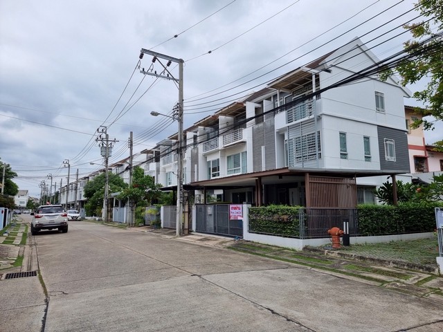 ขายทาวน์โฮม 3 ชั้น หลังมุม เนื้อที่ 34 ตารางวาขายขาดทุน หมู่บ้าน บ้านใหม่ กรุงเทพกรีฑา 7 หิ้วกระเป๋าเข้าอยู่ได้เลยขนาด 3 นอน 3 น้ำ แอร์ 4 ตัว พร้อมเฟอร์ บิ้วอินทั้งหลังราคาขาย 5.5 ล้านบาทสถานที่ใกล้เคียง1. เดอะมอลล์ บางกะปิ2. แฮปปี้แลนด์ เซ็นเตอร์3. ตลาดบางกะปิ4. แม็คโคร ลาดพร้าว5. เดอะพาร์ค กรุงเทพกรีฑาที่ตั้ง ถนน กรุงเทพกรีฑา7 แขวง หัวหมาก เขตบางกะปิ กรุงเทพมหานคร------------