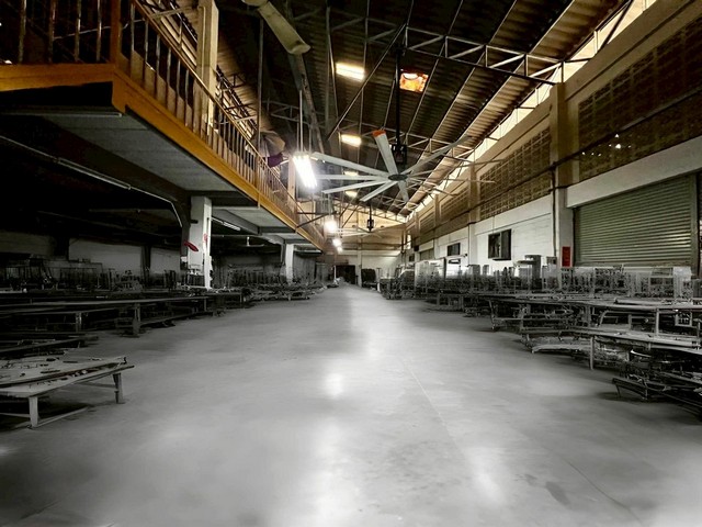 พื้นที่รวม 738 ตร.ว. หน้ากว้าง 56x52 ม. รองรับ 2 ตัน/ตร.ม. พร้อมทำต่อ