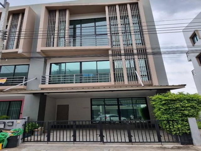 ให้เช่าทาวน์โฮม 3 ชั้น ย่านร่มเกล้า โครงการ Wayra Biznet เวร่า บิสเน็ท ร่มเกล้า สุวรรณภูมิ โครงการติดถนนร่มเกล้า ใกล้สนามบินสุวรรณภูมิ 