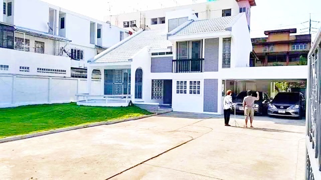 จอดรถได้ 10 คัน รามอินทรา 15-21 คฤหาสน์ให้เช่า 2 หลัง ใกล้ MRT ลาดปลาเค้า 299 ม. 200ตร.วา 600 ตร.ม.  เซ็นทรัลรามอินทรา 1.8 กม. ม.เกริก 2 กม.