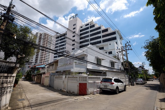 ขายกิจการโรงแรม 12 ชั้น เนื้อที่ 425 ตารางวา วิวแม่น้ำเจ้าพระยา ถ.พิบูลสงคราม นนทบุรีรายละเอียด โรงแรม 12 ชั้น พื้นที่ใช้สอยประมาณ 13,000 ตารางเมตรชั้น 1 เป็นออฟฟืศ ส่วนตอนรับ ร้านอาหาร ที่จอดรถ ลิฟท์ 2 ตัวชั้น 2-4 เป็นออฟฟิศชั้น 5-10 เป็นห้องพักอาศัยรวม 90 ห้องชั้น 11-12 เป็นออฟฟิศ ที่พักส่วนผู้บริหารที่ดินรวม 1-0-25 ไร่ ( 425 ตารางวา )จุดเด่น - วิวดีมองเห็นแม่น้ำเจ้าพระยา- โรงแรมกลาง